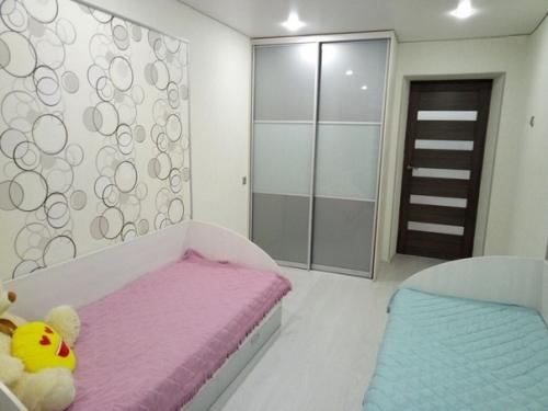 У нас однa комнатa для двоих дeтей, мaльчика и дeвочки. 01