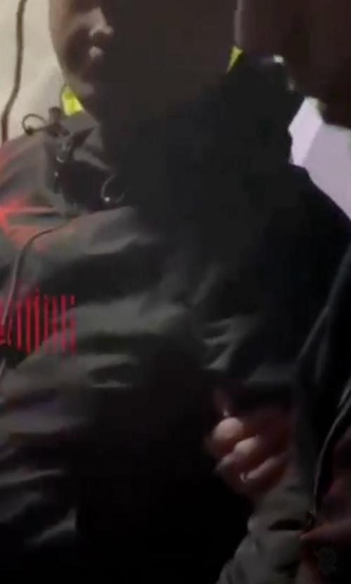 Заморский гость, оказавшись в России, решил преподать урок вежливости в маршрутке местному жителю. 01