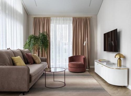 Этот интерьер гармонично сочетает утончённость классики с чистыми линиями и функциональностью современного дизайна. 07