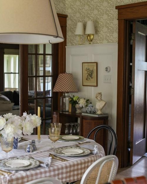 Этот интерьер - воплощение гармонии, где уют загородной жизни сочетается с изяществом современного дизайна. 08