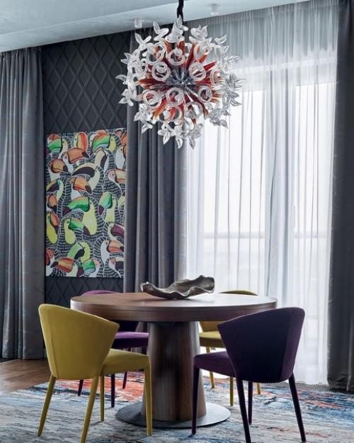 Очень яркий насыщенный интерьер квартиры. 01