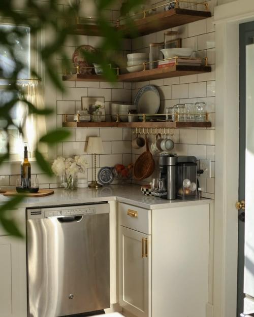 Этот интерьер - воплощение гармонии, где уют загородной жизни сочетается с изяществом современного дизайна. 02