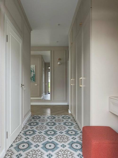 Этот интерьер гармонично сочетает утончённость классики с чистыми линиями и функциональностью современного дизайна. 04