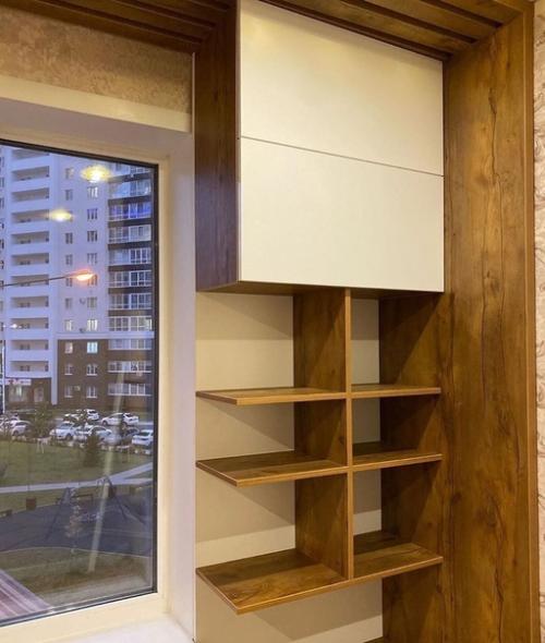 Рабочее место у окна в детской комнате оборудовали. 06