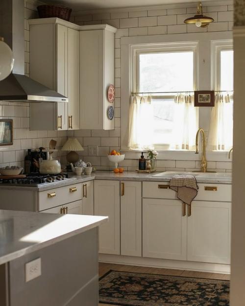 Этот интерьер - воплощение гармонии, где уют загородной жизни сочетается с изяществом современного дизайна. 01