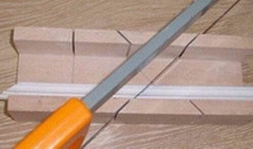 Как резать плинтус в углах для аккуратной стыковки. 05