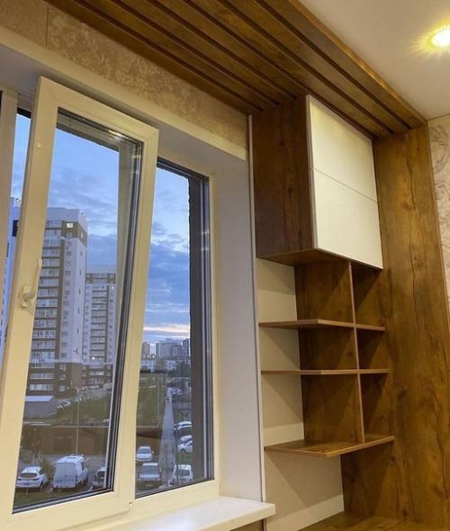 Рабочее место у окна в детской комнате оборудовали. 02