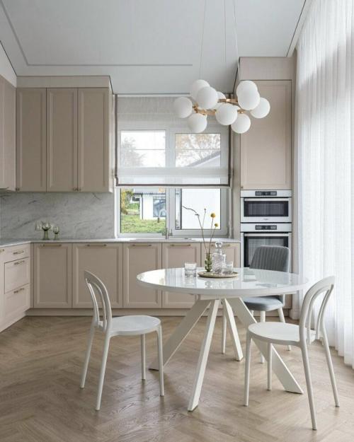 Этот интерьер гармонично сочетает утончённость классики с чистыми линиями и функциональностью современного дизайна. 08