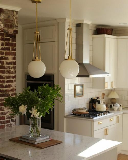 Этот интерьер - воплощение гармонии, где уют загородной жизни сочетается с изяществом современного дизайна. 06