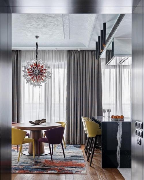 Очень яркий насыщенный интерьер квартиры. 02