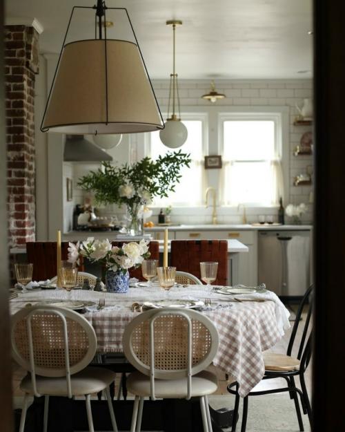 Этот интерьер - воплощение гармонии, где уют загородной жизни сочетается с изяществом современного дизайна. 05