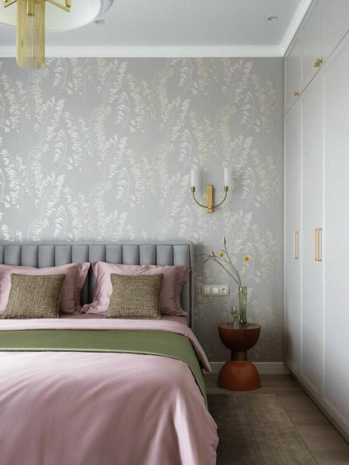 Этот интерьер гармонично сочетает утончённость классики с чистыми линиями и функциональностью современного дизайна. 03