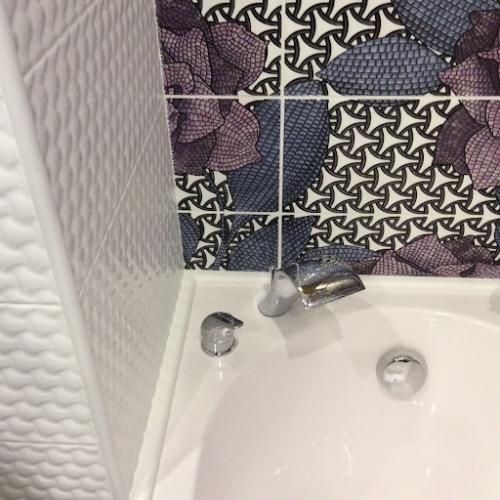 Со временем бордюр на стыке ванной и плитки желтеет или зарастает грибком. 02