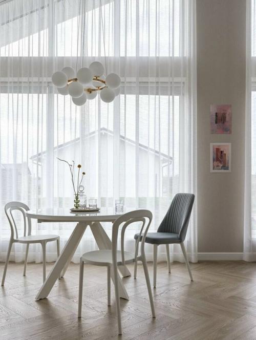 Этот интерьер гармонично сочетает утончённость классики с чистыми линиями и функциональностью современного дизайна. 09