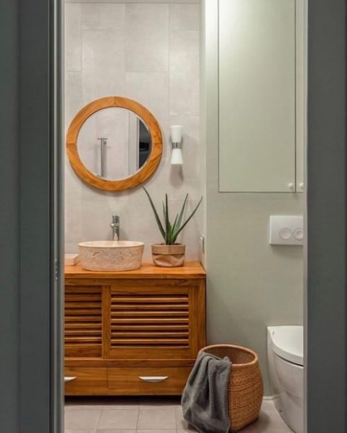 Интерьер небольшой ванной комнаты в квартире 1973 года постройки. 01