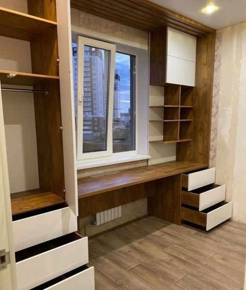 Рабочее место у окна в детской комнате оборудовали. 01