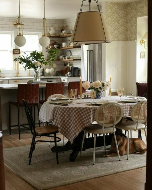 Этот интерьер - воплощение гармонии, где уют загородной жизни сочетается с изяществом современного дизайна. 09