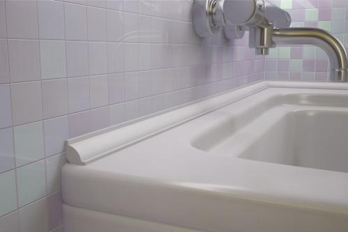 Со временем бордюр на стыке ванной и плитки желтеет или зарастает грибком. 05