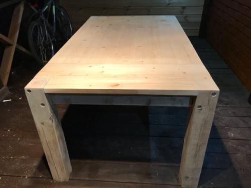Стол для террасы женскими руками, из остатков от строительства. 03