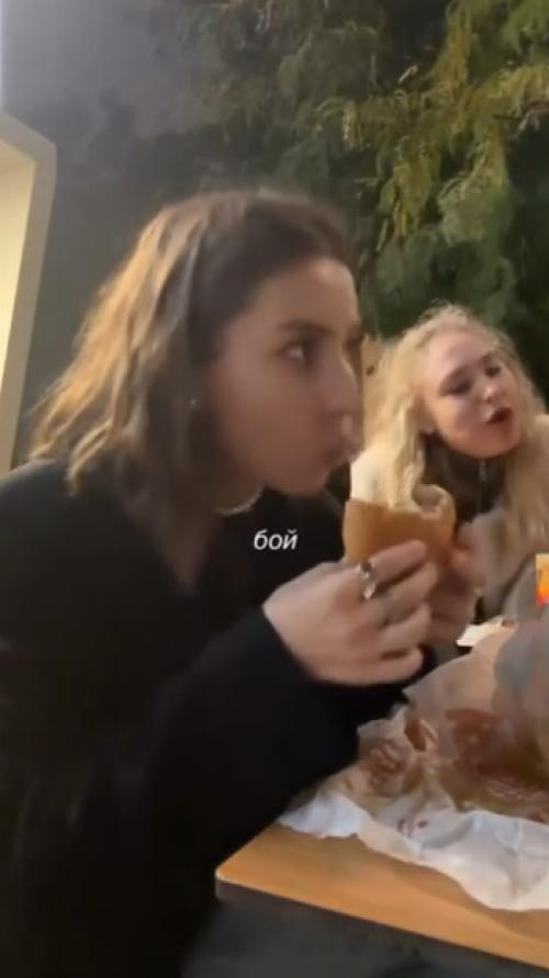 Девушки спокойно сидели в маке, жевали свои булки, обсуждали всякую фигню. 01