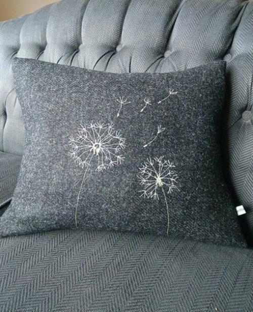 Диванные подушки с вышивкой и аппликациями - хороший способ добавить интерьеру своеобразия и сделать его более уютным. 01