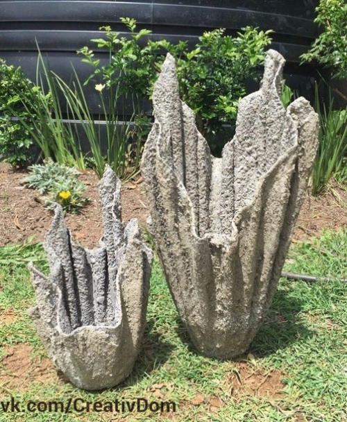 Старая ткань в жидком цементном растворе смачивается. 04