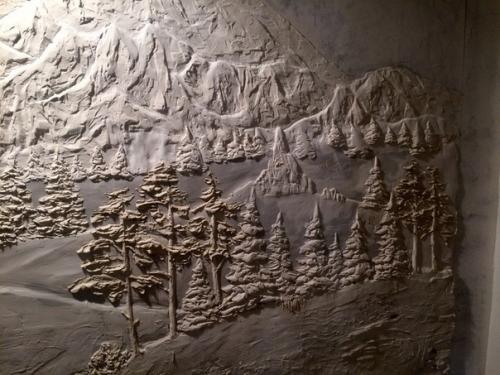 Своими руками сделал барельеф на стене. 02