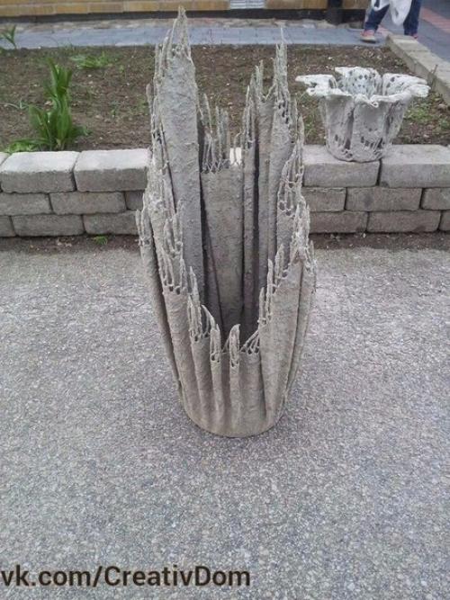 Старая ткань в жидком цементном растворе смачивается. 02