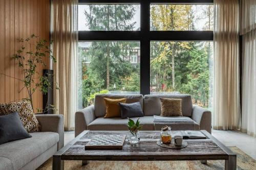 Это уютное место, где современный комфорт сочетается с атмосферой расслабления и тепла. 02