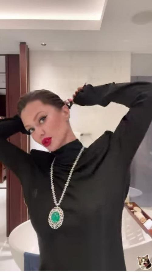 Боня уже не видит границ: призналась, что вместо лака льёт себе на голову обычную колу.  