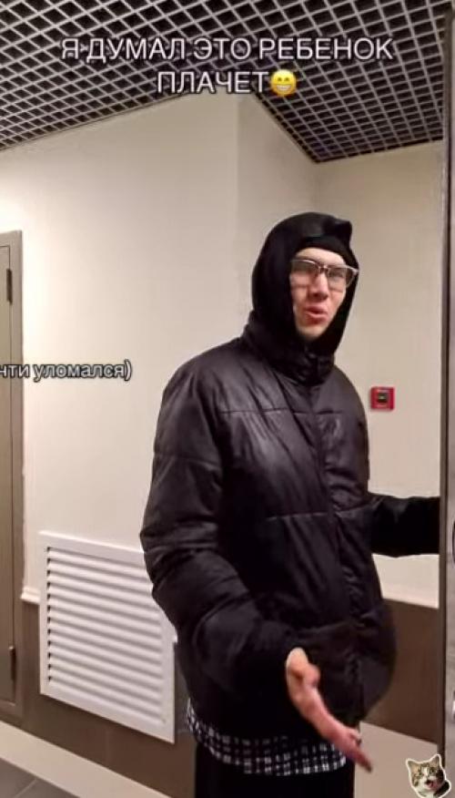 Курьер пришёл просто отдать пакет - обычный день, обычный заказ. 01