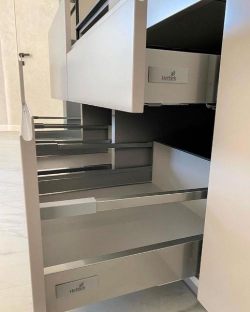 Кухня в современном стиле сразу после монтажа. 04