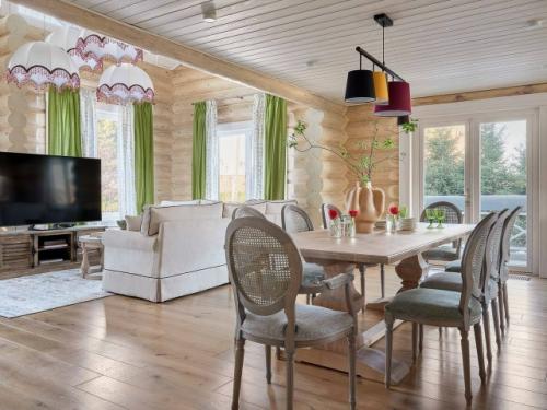 Тёплый, уютный, настоящий - такой дом сразу вызывает чувство покоя и уюта. 02