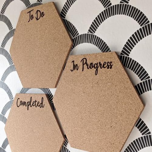 Пробковая доска незаменима, чтобы держать нужную информацию на виду. 02