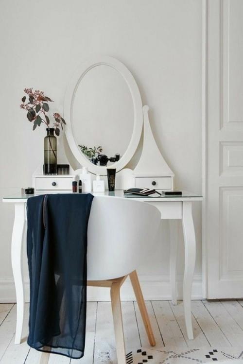 Туалетный столик-локальное женское царство, которым можно обзавестись даже в маленькой спальне. 03