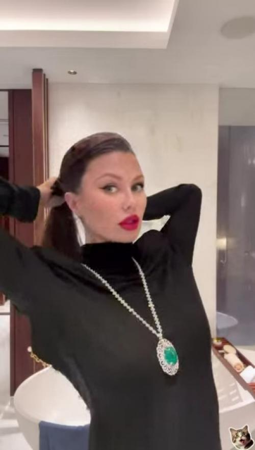 Боня уже не видит границ: призналась, что вместо лака льёт себе на голову обычную колу. 01