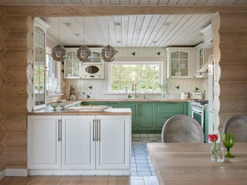 Тёплый, уютный, настоящий - такой дом сразу вызывает чувство покоя и уюта. 01