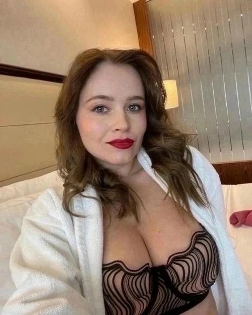 В сеть попал личный архив Саши мамаевой из Физрука. 01