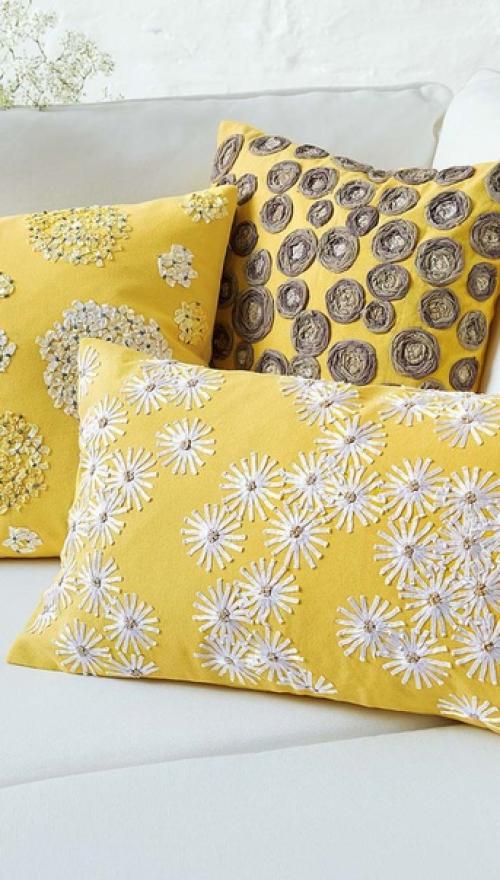 Диванные подушки с вышивкой и аппликациями - хороший способ добавить интерьеру своеобразия и сделать его более уютным. 04