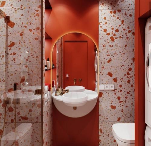 Как вам такой пятнистый красный интерьер ванной комнаты? 01
