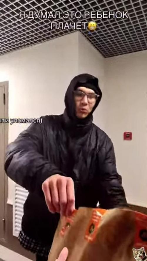 Курьер пришёл просто отдать пакет - обычный день, обычный заказ.  