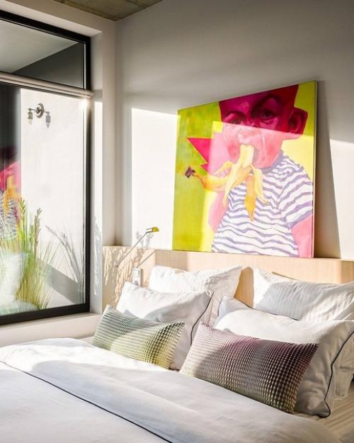 Светлый, лёгкий современный интерьер квартиры, площадью 50 м. лаконичный белый с яркими вкраплениями деталей. 01