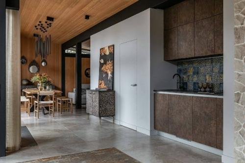 Это уютное место, где современный комфорт сочетается с атмосферой расслабления и тепла. 03