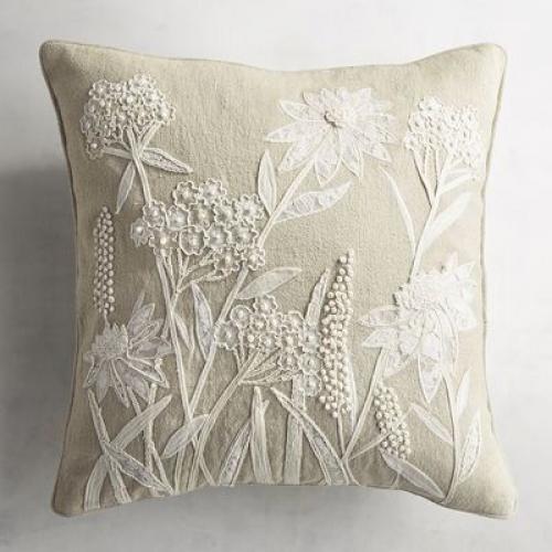 Диванные подушки с вышивкой и аппликациями - хороший способ добавить интерьеру своеобразия и сделать его более уютным. 02