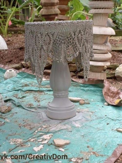 Старая ткань в жидком цементном растворе смачивается. 03