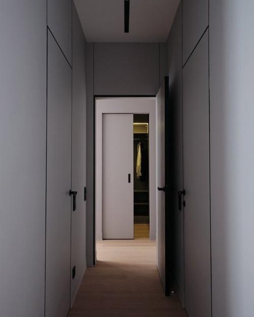 Владельцы квартиры люди практичные, любят минимализм и порядок. 04