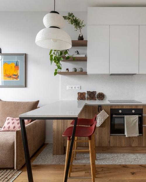 Используя теплые оттенки и природные материалы, небольшую квартиру превратили в идеальное место для отдыха после рабочего дня. 03