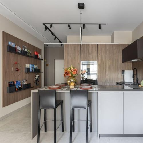 Акцент в квартире сделан на свет - лаконичный дизайнерский светильник виден со всех точек квартиры. 02