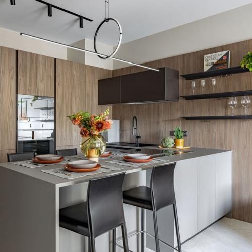 Акцент в квартире сделан на свет - лаконичный дизайнерский светильник виден со всех точек квартиры. 01