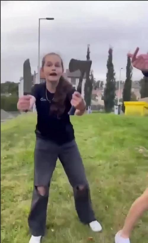 В Шотландии девочки теперь носят с собой ножи и топоры для защиты от мигрантов.  